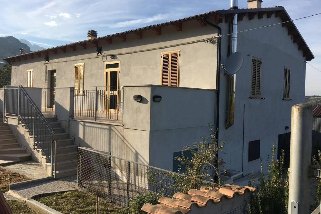 Villa Casa A Montebello Di Bertona Con Vista Gran Sasso Extérieur photo