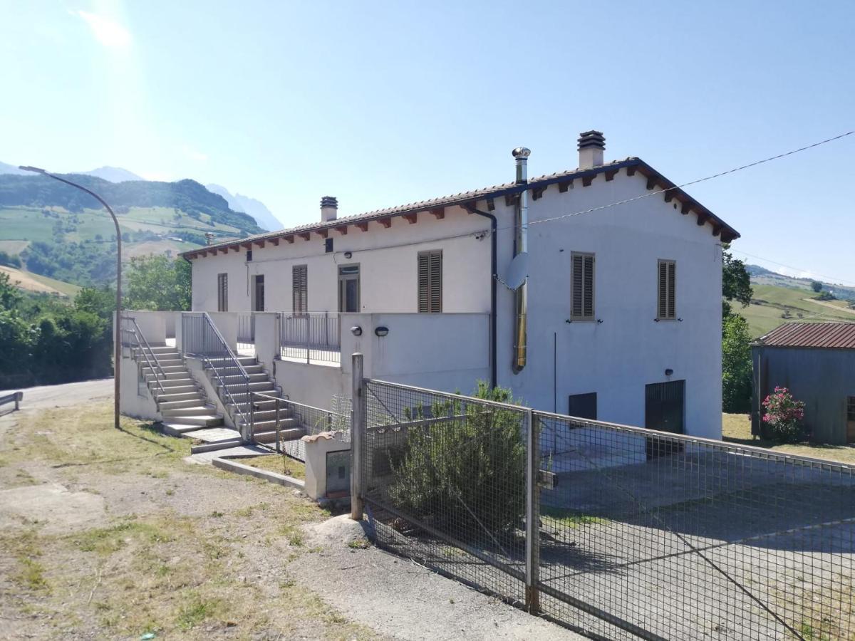Villa Casa A Montebello Di Bertona Con Vista Gran Sasso Extérieur photo